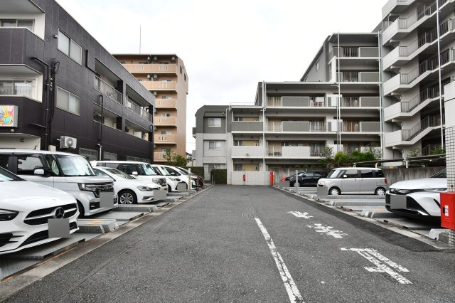 ファミリーフィールズ大宮弐番館の駐車場