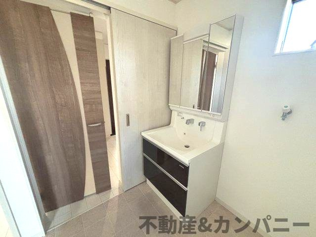 吉藤2丁目の中古戸建の独立洗面台|独立洗面台、朝の身支度には欠かせません