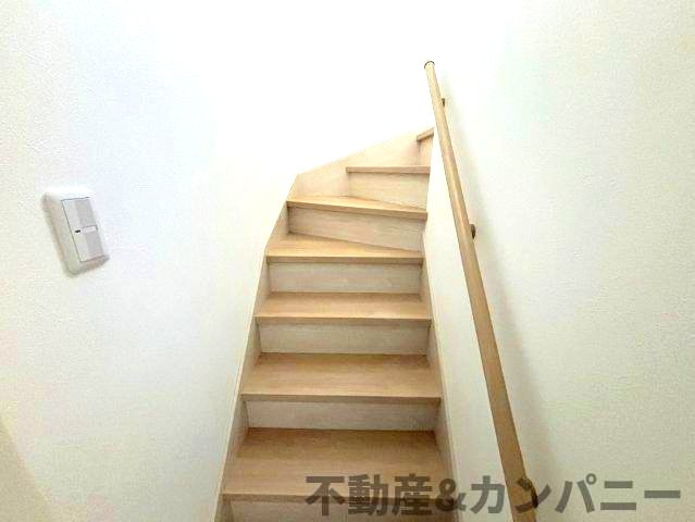 吉藤2丁目の中古戸建のその他|手すり付き階段です