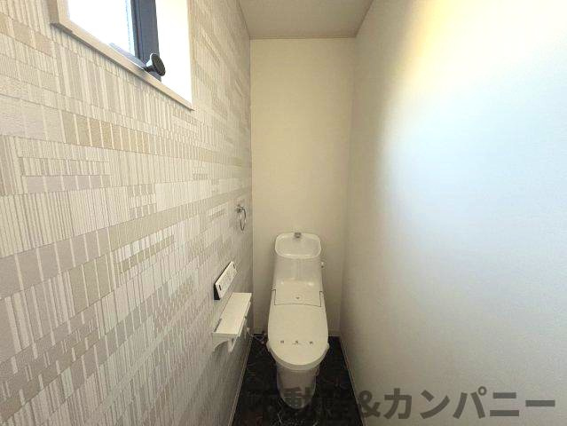 吉藤2丁目の中古戸建のトイレ|クロスがオシャレな清潔感のあるトイレです