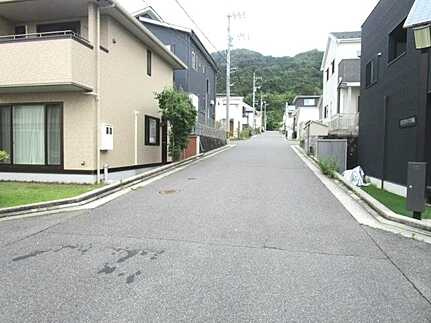 安佐南区山本新町５丁目の前面道路含む現地写真