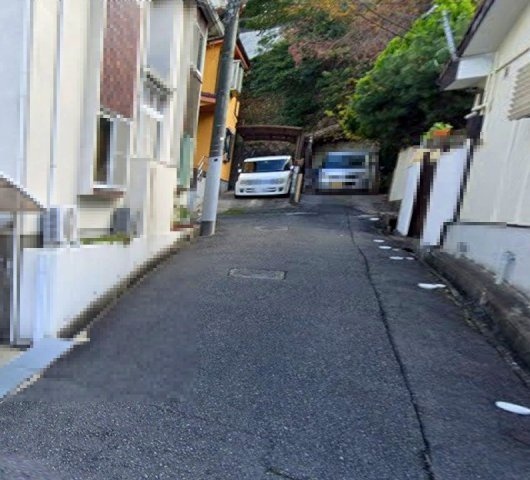 仁川高台2丁目の前面道路含む現地写真|3台駐車可能(車種による)