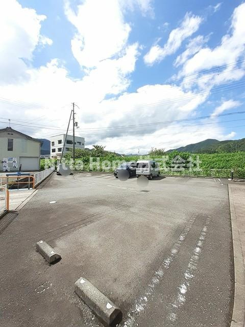 メゾン　フルールの駐車場|敷地内に駐車場も完備！