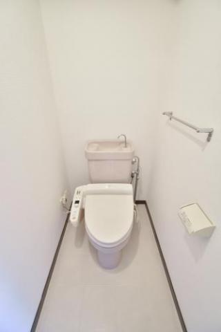 さくらハイツのトイレ|とても綺麗で清潔感があります♪
トイレ（温水洗浄便座・手洗い付き）