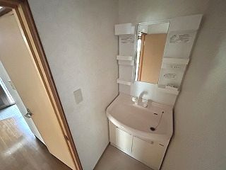 渡辺貸家の独立洗面台|朝の支度にも助かる、独立の洗髪洗面化粧台