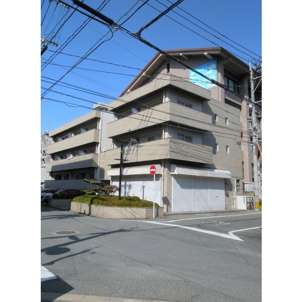 友広ビルのエントランス