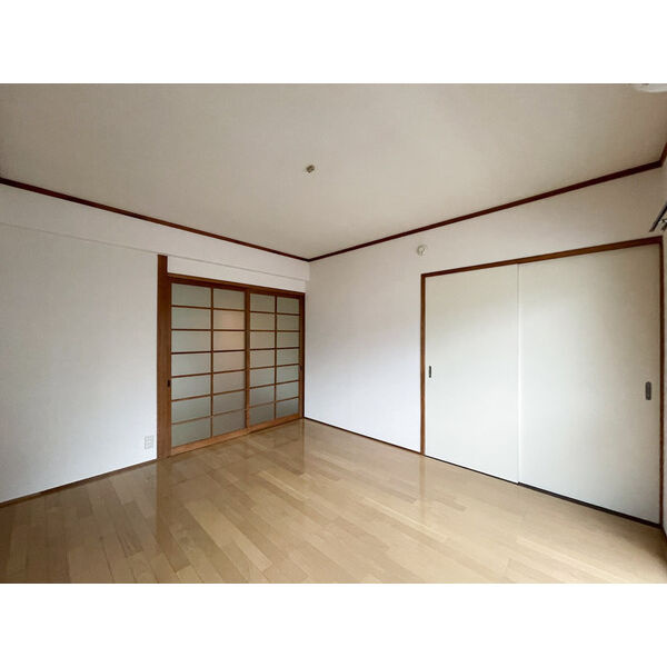友広ビルの玄関