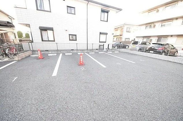 メゾンドアレーズの駐車場