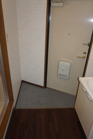 和泉市太町の賃貸マンションの玄関|明るい玄関です