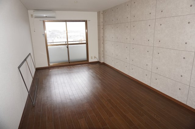 和泉市太町の賃貸マンションの居間・リビング|こちらのリビングで趣味の時間をお楽しみください