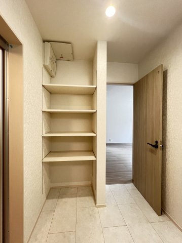 北葛城郡上牧町第1中筋出作全2棟 の洗面所|広い洗面には収納スペースもあります