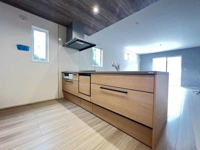 北葛城郡上牧町第1中筋出作全2棟 のキッチン|対面キッチンで家事の時間も会話を楽しめます
