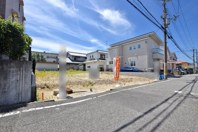 伊丹市瑞穂町４丁目建築条件無し売土地の外観|周囲には低層住宅が建ち並び、落ち着きのある住環境が保たれています◎前面道路との高低差が少なく、お車の出し入れもスムーズ。現地で周辺環境もあわせてご確認いただけます。
