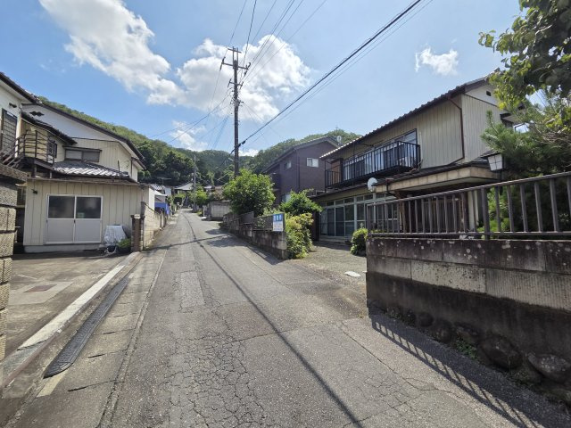 桐生市広沢町五丁目　中古住宅の前面道路含む現地写真