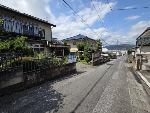 桐生市広沢町五丁目　中古住宅の前面道路含む現地写真