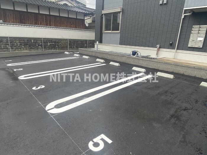 フローリッシュの駐車場|敷地内に駐車場も完備！