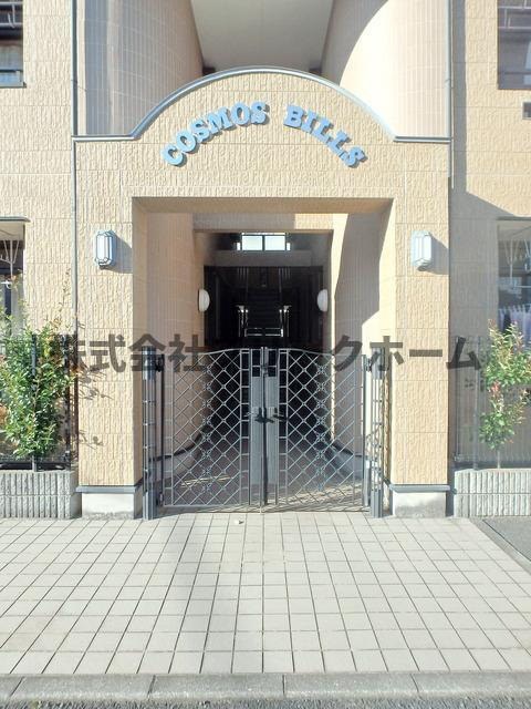 三鷹市上連雀４丁目のアパートのエントランス
