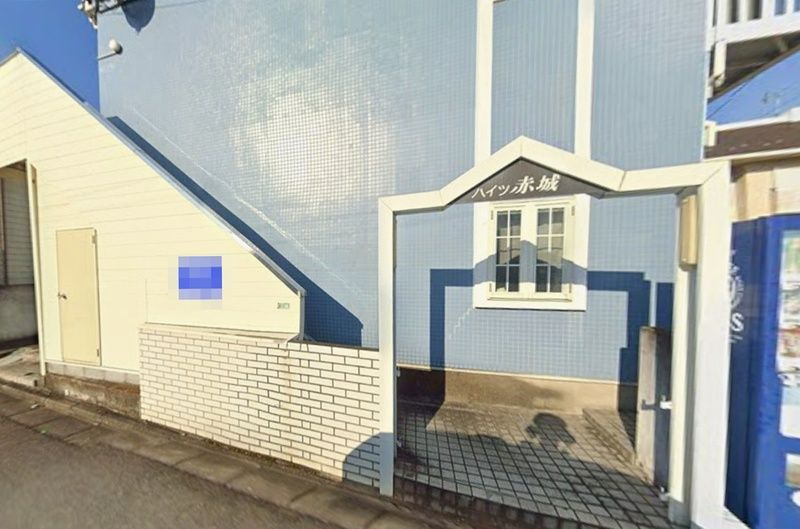 桐生市東久方町２丁目のアパートのエントランス