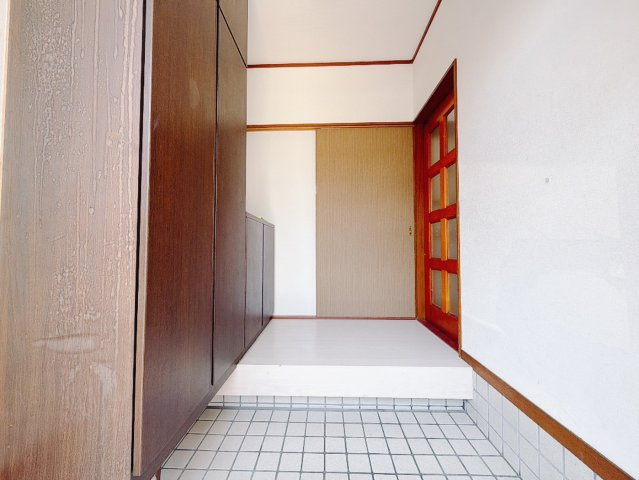 【中古戸建】伊勢崎市豊城町の玄関|■玄関｜「玄関から、我が家を心地よく。自然の風や光を感じられる気持ちのいい玄関へ。」永く居心地のいい暮らしを演出する快適性能と安心を両立させたドアを採用しました！