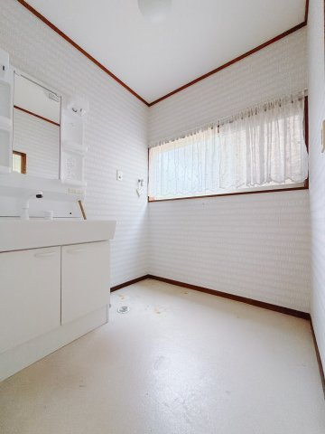 【中古戸建】伊勢崎市豊城町の独立洗面台|■洗面室｜大きな鏡で朝の身支度もラクラク♪毎日の忙しい準備が楽しくなる洗面所です(^^♪