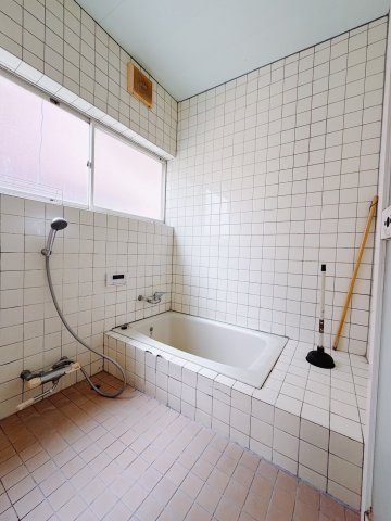 【中古戸建】伊勢崎市豊城町の浴室|■浴室｜デザイン性に優れた浴室♪1日の疲れを癒す、ゆったりとしたバスタイムをぜひお過ごしください(*＾＾*)大きな窓付きで嬉しい♪