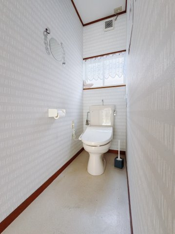【中古戸建】伊勢崎市豊城町のトイレ|■トイレ｜白を基調としたトイレになってます♪窓付きなので常に綺麗を保てます♪