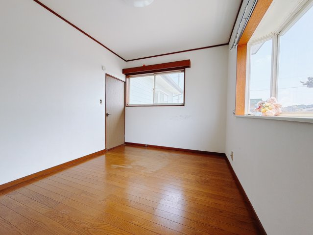 【中古戸建】伊勢崎市豊城町の洋室|■2階洋室｜お子様の一人部屋にピッタリな洋室。木のぬくもりを感じるフローリングは、天然木の味わいが時とともに深みを増していきます。また、傷にも強く、フリーワックスでお手入れもラクラクです♪
