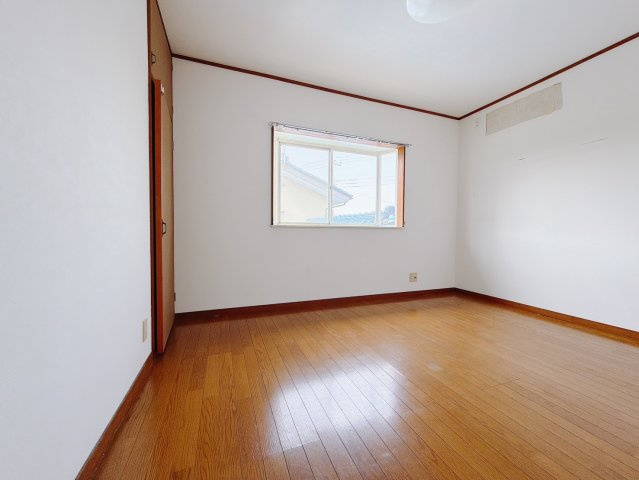 【中古戸建】伊勢崎市豊城町の洋室|■2階洋室｜ナチュラルカラーの床です。模様替えなどとても楽しく工夫できます♪陽当たり、風通しもとても良いので毎日快適な生活スタートです！子供部屋にも良いですね♪