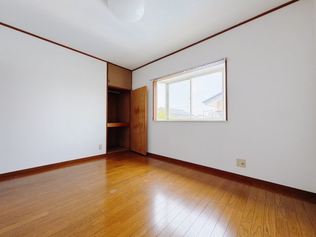 【中古戸建】伊勢崎市豊城町の洋室|■2階洋室｜2階各居室には収納をご用意しています♪常にお部屋を綺麗に保てます！小さなお子様も自然とお片付けができるようになるのでうれしいですよね！