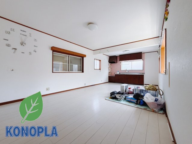 【中古戸建】伊勢崎市豊城町の居間・リビング|■リビング｜時の流れと共に陽射しは装いを変え空間に新たな彩りを与えます。一日中家に居ても飽きることなく過ごすことができる素敵な空間です♪