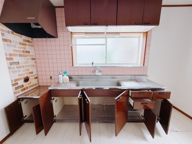 【中古戸建】伊勢崎市豊城町のキッチン|■キッチン｜大きなお鍋や調理用具のも出し入れラクラクな収納がたっぷり！毎日使う場所だからこそ、無理のない姿勢で作業できるのは嬉しいポイントですね(*＾＾*)♪