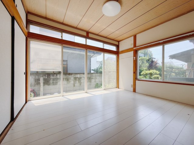 【中古戸建】伊勢崎市豊城町の洋室|■1階洋室｜大きな窓がついています♪陽光たっぷり差し込む空間ライフはいかがですか？