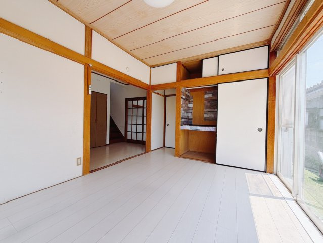 【中古戸建】伊勢崎市豊城町の洋室|■1階洋室｜リビング横の1階洋室になります♪大きなクローゼットもついていますの、お片付けも安心です♪