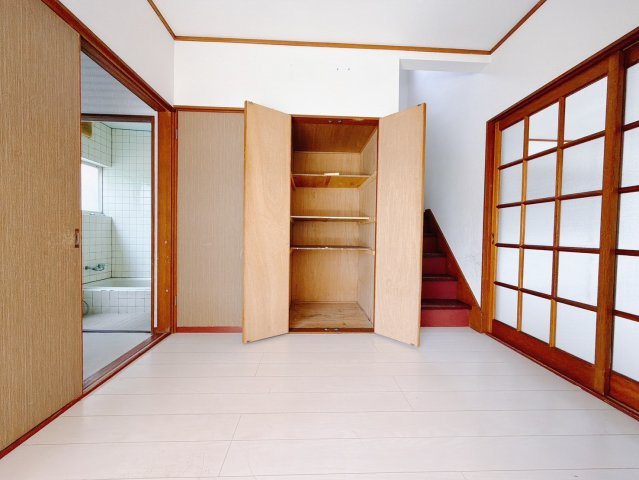 【中古戸建】伊勢崎市豊城町の洋室|■1階洋室｜大きな収納もついています♪収納がなく困ってしまうなんてこともございません♪
