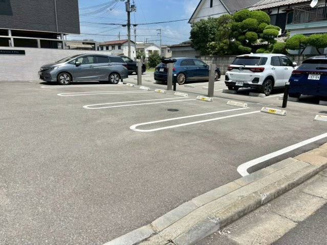 フォンテーヌSフラットの駐車場