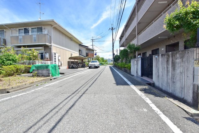 伊丹市瑞穂町４丁目建築条件無し売土地の前面道路含む現地写真|前面道路は北側5.9ｍ公道です。
