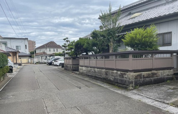 城ケ崎4丁目の前面道路含む現地写真