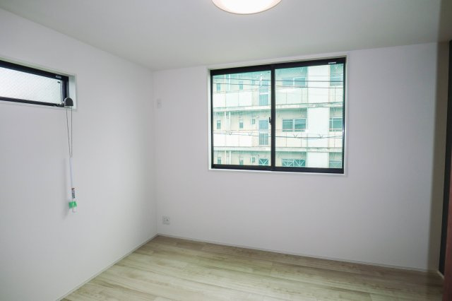 【洋室】 | 東大阪市稲葉1丁目　新築一戸建 | 洋室　約６．４帖は２面に窓が有り、採光・通風良好♪