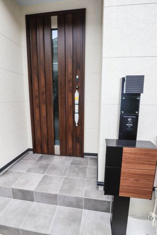 【玄関】 | 東大阪市稲葉1丁目　新築一戸建 | 玄関ポーチ