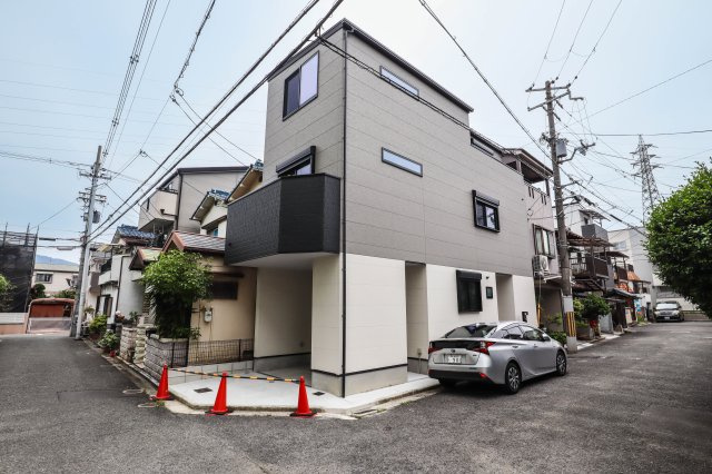【外観】 | 東大阪市稲葉1丁目　新築一戸建 | 車庫とウォークインクローゼットの有る一戸建て♪