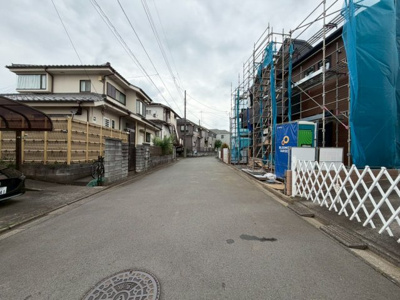 【前面道路含む現地写真】 | 武蔵村山市学園1丁目　中古戸建　【全1棟】