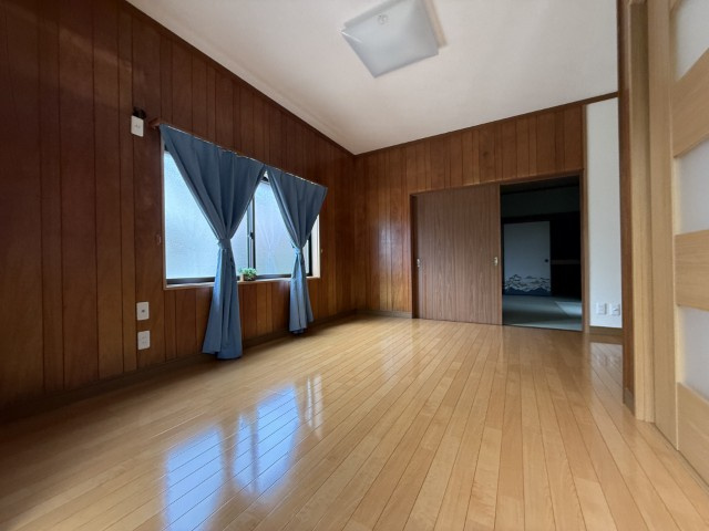 野口町坂井戸建ての洋室|明るい洋室です