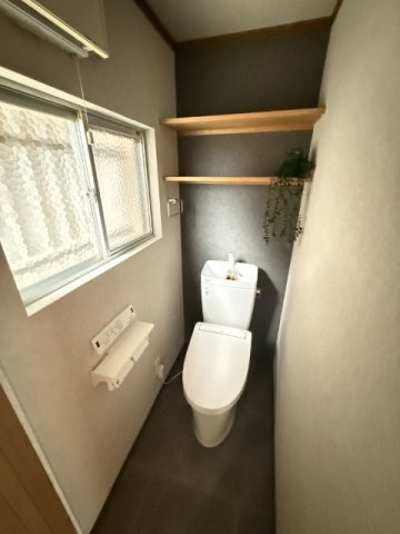 野口町坂井戸建てのトイレ|清潔感のあるトイレです