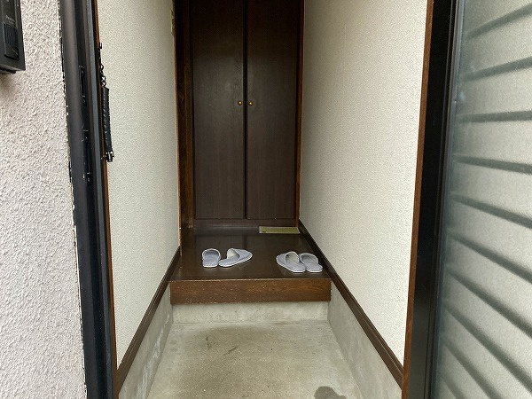 亀井町テラスハウスの玄関