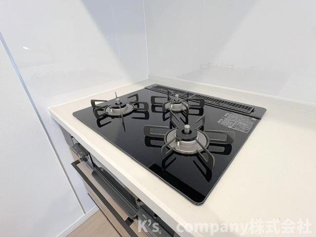 ◎茅ヶ崎市矢畑　レクセルガーデン茅ヶ崎のキッチン|三口ガスコンロでお料理の幅が広がります◇