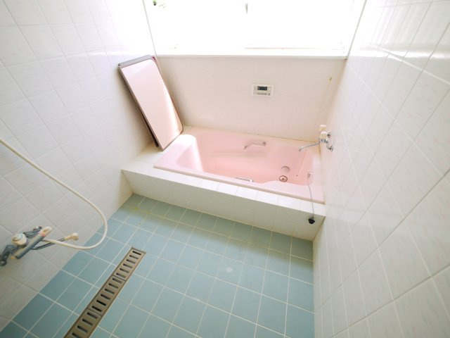 長生郡白子町古所　中古戸建の浴室|3LDK  洋室約10帖 和室約10帖　2階にもトイレ  白子海岸まで車約3分   インターそば