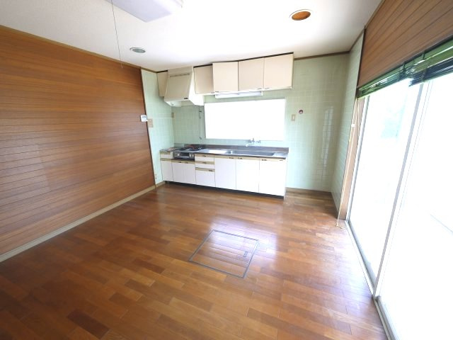 長生郡白子町古所　中古戸建の居間・リビング|3LDK  洋室約10帖 和室約10帖　2階にもトイレ  白子海岸まで車約3分   インターそば