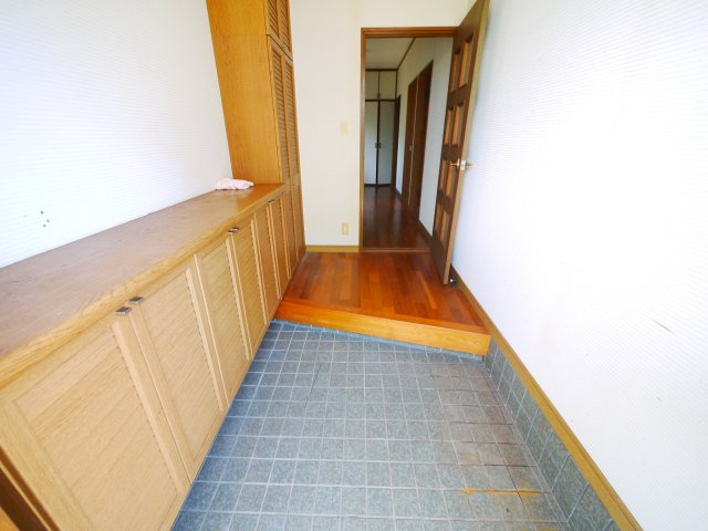 長生郡白子町古所　中古戸建の玄関|3LDK  洋室約10帖 和室約10帖　2階にもトイレ  白子海岸まで車約3分   インターそば