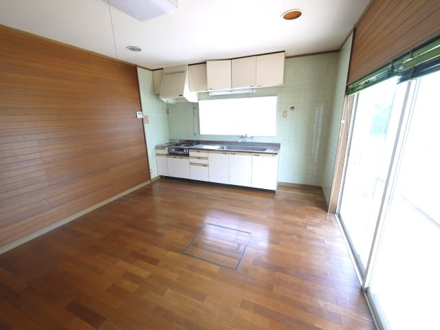 長生郡白子町古所　中古戸建の居間・リビング|3LDK  洋室約10帖 和室約10帖　2階にもトイレ  白子海岸まで車約3分   インターそば