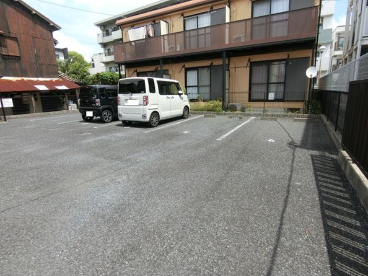 ツインロータスB棟の駐車場